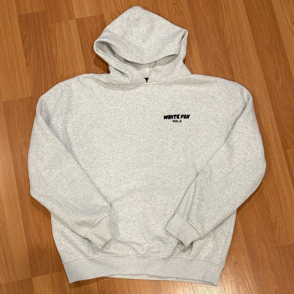 White Fox grey pullover hoodie. PERFECT condition. Soft and no discoloration - Picture 2 of 3